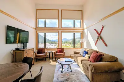 Image de Slope Views • Walk to Lifts + Hot Tub