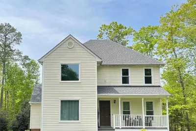 Image de Contractor friendly, clean, quite, private, very large driveway. Super Hosts.