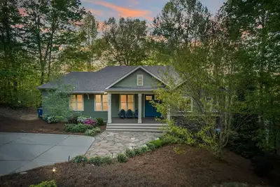 Image de Cozy Lakefront Getaway with Dock, Fire Pit, hot tub & Screened Porch