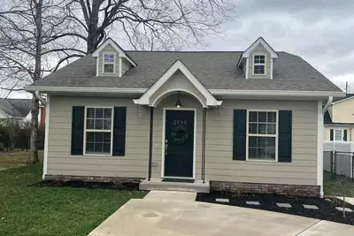 Image de The Downtown Historic Cleveland Cottage