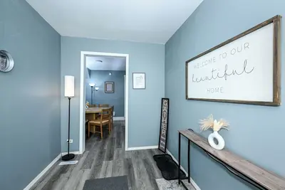 Image de Beautiful 3 Br house in Akron, King bed, Smart Tv in each room &  Firepit