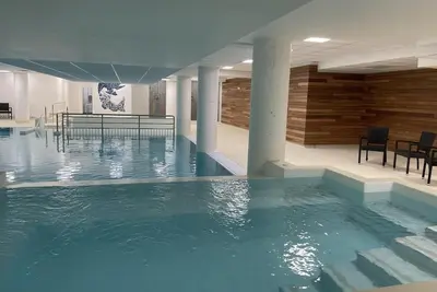 Image de 80m du centre station, 2ème étage, vue pistes de ski, piscine, terrasse, télévision, casier à ski