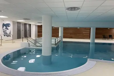 Image de 80m du centre station, 3ème étage, vue montagne, piscine, terrasse, télévision, casier à ski, 28m²