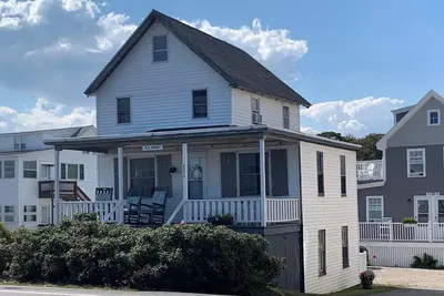 Image de Traditional Cottage with Front Porch Overlooking Long Sands, York Beach, Maine.
