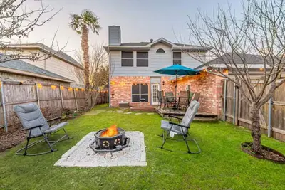 Image de Frisco Castle | 3br, GarageParking, Gated Backyard