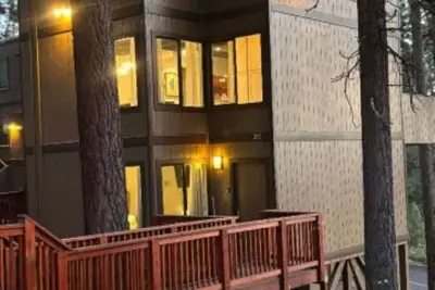 Image de 2 miles to everything Tahoe and Heavenly skiing!