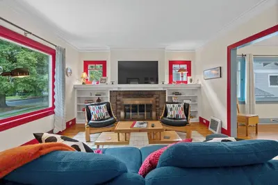 Image de Cozy, colorful Manito bungalow