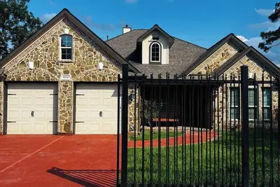 Image de Gated spacious 5-bedroom house with fitness room in vibrant Houston