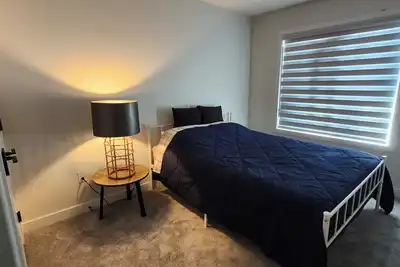 Image de Cozy Queen Room #2 - the brand new home has 4 cozy bedrooms & 2 full baths