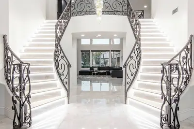 Image de Luxurious Home: Pool, Gym, Cinema, & More