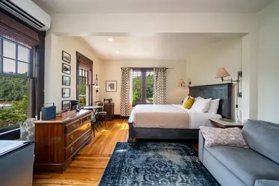 Image de Marshall Inn Riverview Guestroom, Walk Downtown