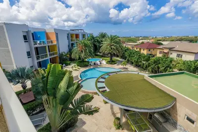 Image de 2 bedrooms and 2 baths in a tropical setting. Amazing outdoor spaces and a very convenient location. Less than 2 miles from stunning Eagle Beach and the High-rise hotel district with shopping, casinos and restaurants.