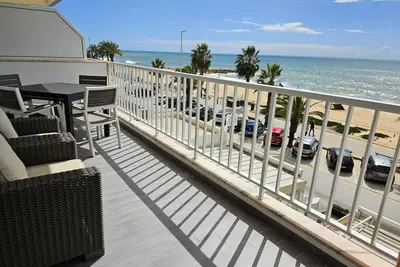 Image de Modern apartment on the beach with large balcony