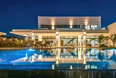 Image de Charming Villa with Ac and infinity mirror pool in fabulous Saint-Pierre.