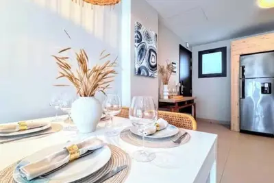 Image de 2 Min Walk to Beach, Fun, Nightlife, Dining, Shops