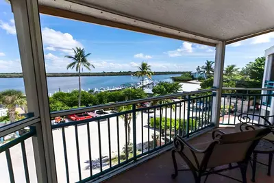 Image de 1br Bay View Unit | Free Parking | Onsite Pools | Close to the Beach!