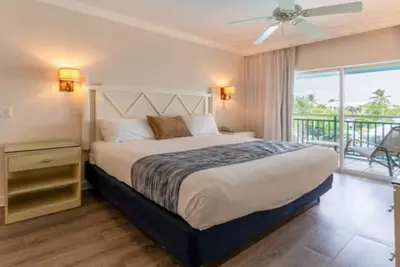 Image de Family-Friendly 2br Suite w/ Kitchen & Balcony | Steps from the Pool & Beach!
