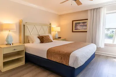 Image de Tropical Haven: 3br Bay Suite w/ Balcony Views | Kitchen | Onsite Pool | Parking