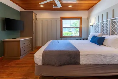 Image de Beach Getaway: Comfortable Cottage w/ Stunning Beach Views | Free Parking | Pool