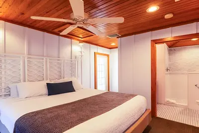 Image de Captivating 1br Cottage w/ Porch | Outdoor Swimming Pools | Free Parking