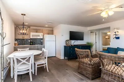 Image de Tropical Relaxation! 2br Cottage w/ Kitchen | Pools | Parking | Private Beach!