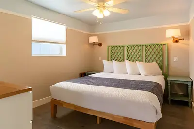 Image de 2br Cottage w/ Porch | Outdoor Swimming Pools | Close to the Beach | Parking