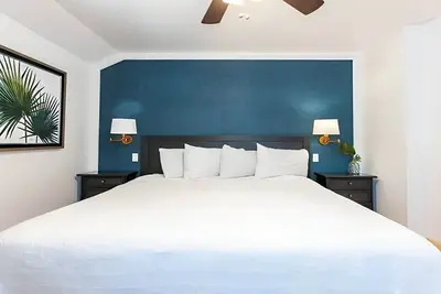 Image de 3br Historical Cottage | Porch | Pools | Parking | Steps to Captiva Beach