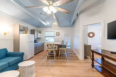 Image de 2br Cottage | Porch | Outdoor Pools | Free Parking | Onsite Dining | Near Beach