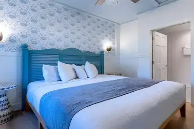 Image de Spacious 2br Cottage | Porch | Pools | Free Parking | Steps from Captiva Beach