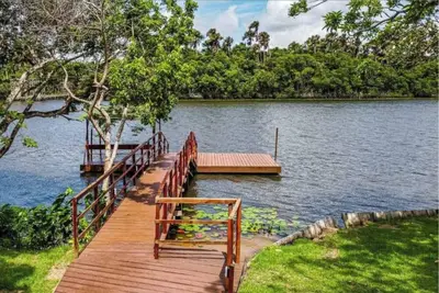 Image de Riverfront with pier and pool