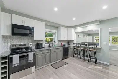 Image de Modern 4-bedroom house on Pym Lake with hot tub