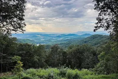 Image de Tranquil Escape: Hot Tub, Scenic Views, Family Fun