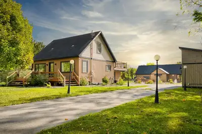 Image de Luxury Farmhouse with Tennis/ Basketball court, Home Theater, Outdoor Hottub.