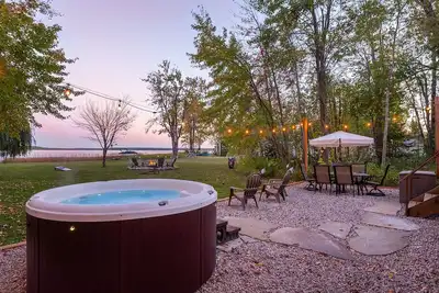 Image de Updated Lakefront Home-Hot Tub-GameRoom-FirePit-Dock-Pet-friendly!