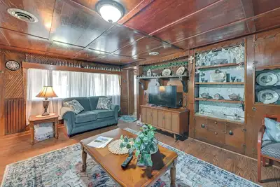 Image de Hike & Fish: Rustic, Timeless McKee Home w/ Yard