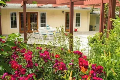 Image de \"The Bridge House\"\nRelax & Recharge in a Spacious 5-Bedroom House: Pool, Wifi