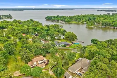 Image de Duck Inn Lakefront Retreat on Cedar Creek Lake 4br/3ba Dock + Spacious Yard
