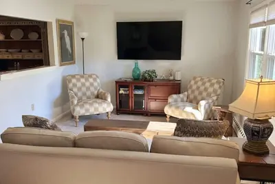 Image de Mystic 2-bedroom townhome with deck in peaceful neighborhood- walk to downtown!