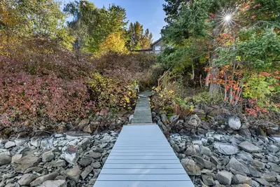Image de Lakeshore Getaway - Lakefront Cabin