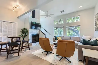 Image de Chic Mid-Century! Walk to Ut and Downtown