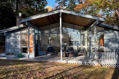 Image de Beautifully renovated 3 bedroom lakeside cottage