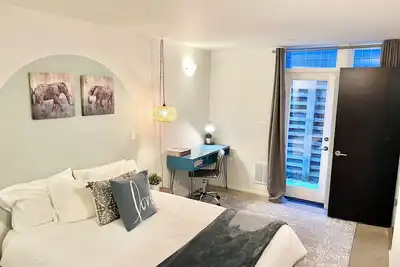 Image de Charming, close-in 2-bedroom modern apartment in Hip Portland Neighborhood.