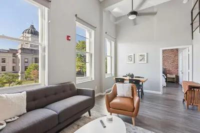 Image de New! Rustic-Industrial Loft with Courthouse Views