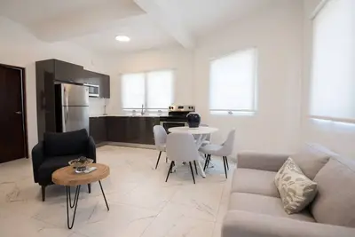 Image de 2 Bedroom Apt. Walking distance from the beach!