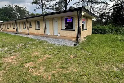 Image de Spacious double sized motel room next door to Bar & Grill