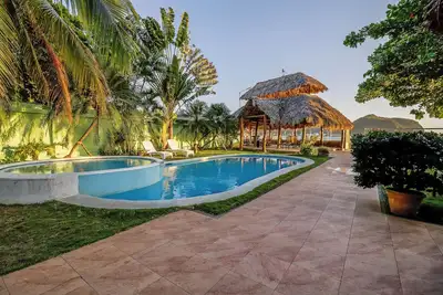 Image de Spacious beachfront 6-bedroom villa, pool and large common areas