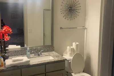 Image de Cozy Apartment 2bd 2ba with balcony. Washer and dryer included. Full kitchen.