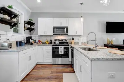 Image de Blu Ivy: Skylight walk-in shower, Private en-suite in each bedroom/covered patio