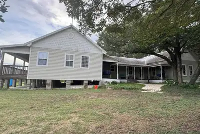 Image de Pet Friendly Rustic Farmhouse 7 Miles to Round Top on 33 Acres with Big Red Barn