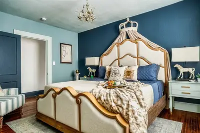 Image de Sleeps 12 • Cozy Patio • Near Uptown • Pets Ok